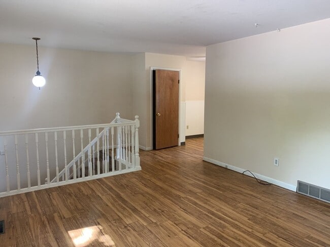 Building Photo - Mid-Town Single Family Home w/ Spacious Fenced Yard