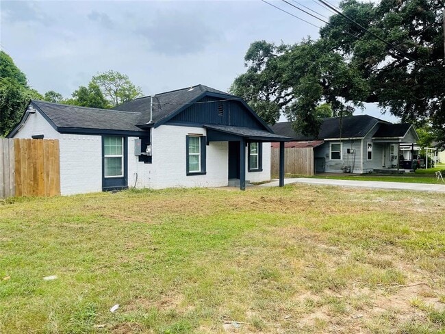 Building Photo - 506 N Hackberry St