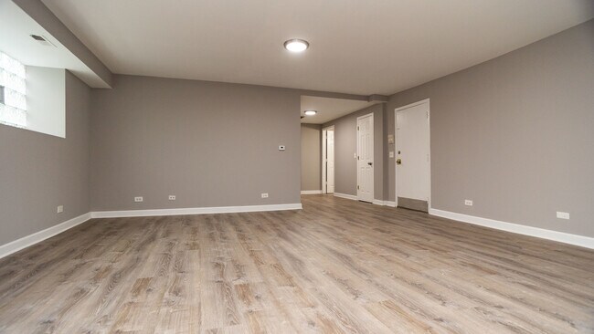 Building Photo - 1057 W Foster Ave