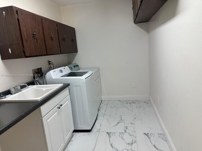 Foto del edificio - 9480 SW 99th St