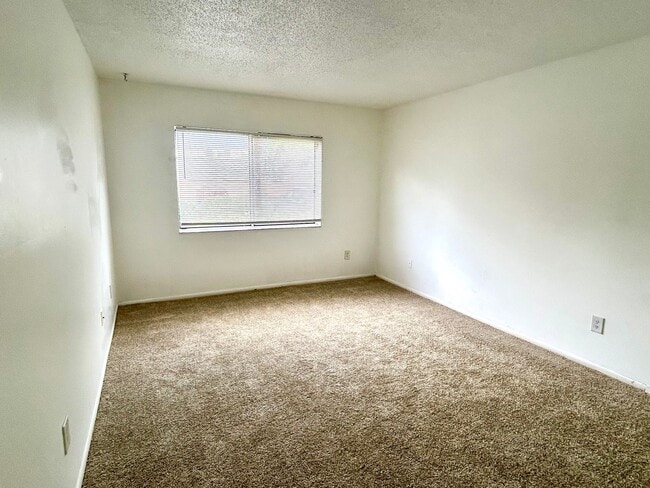Building Photo - Beautiful 2 Bed 2 Bath Condo Located in Ca...