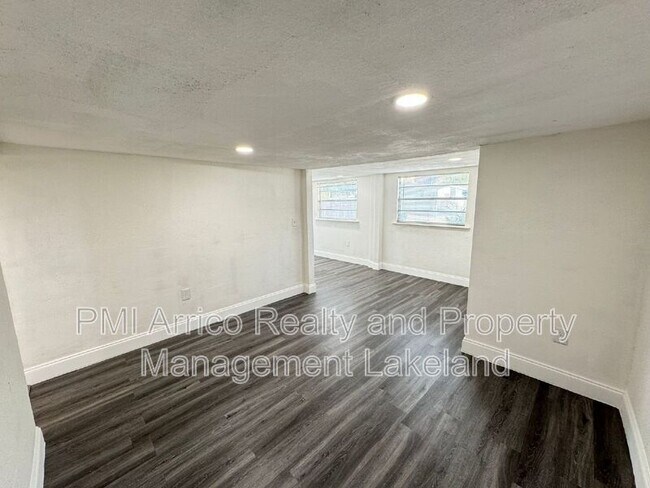 Building Photo - 402 Lenox St