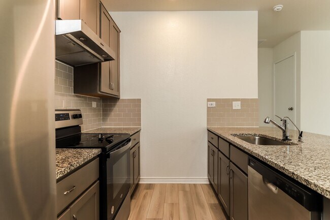 Foto del edificio - 4 Bedrooms located off Hwy 90W and Grosenb...