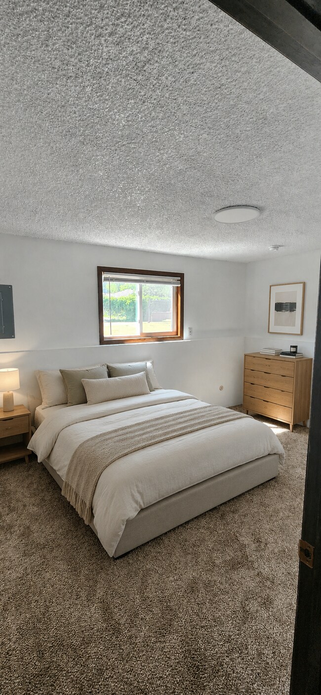 Building Photo - 913 Spartan Dr