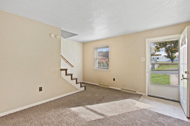 Foto del edificio - Bright 2BR Townhome in Dallastown School District!