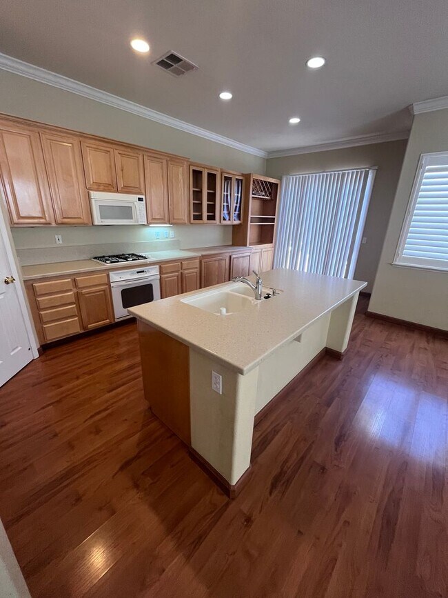 Foto del edificio - BEAUTIFUL HOME IN WEST ROSEVILLE!!