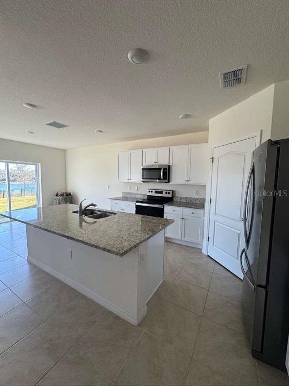 Foto del edificio - 9752 Black Walnut Dr