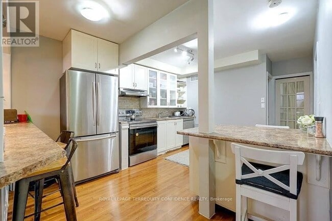 Photo du bâtiment - 834 Sheppard Ave W