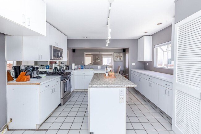 Building Photo - Beautiful 3 bed 2 bath unit in West Hollywood