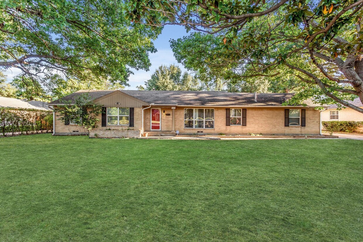 Primary Photo - Beautifully Updated 3/2 Ranch-Style House ...