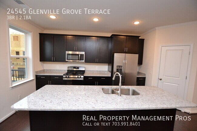 Building Photo - Beautifully Maintained 4 Level End Unit To...
