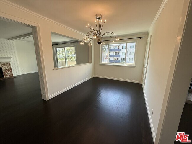 Foto del edificio - 1366 S Beverly Glen Blvd