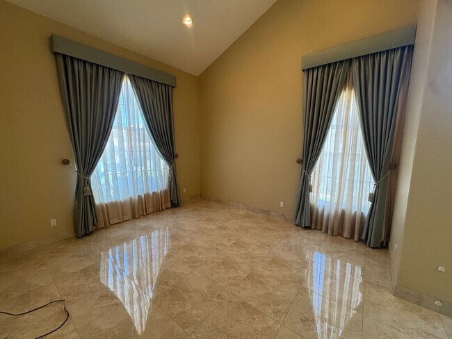 Building Photo - 5 Bedroom house in PASATIEMPO