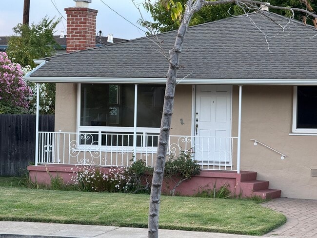 Building Photo - 701 Poinsettia Ave