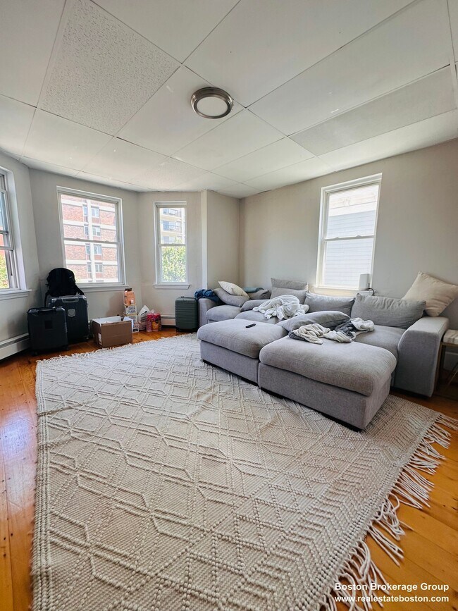 Foto del edificio - 1572 Tremont St