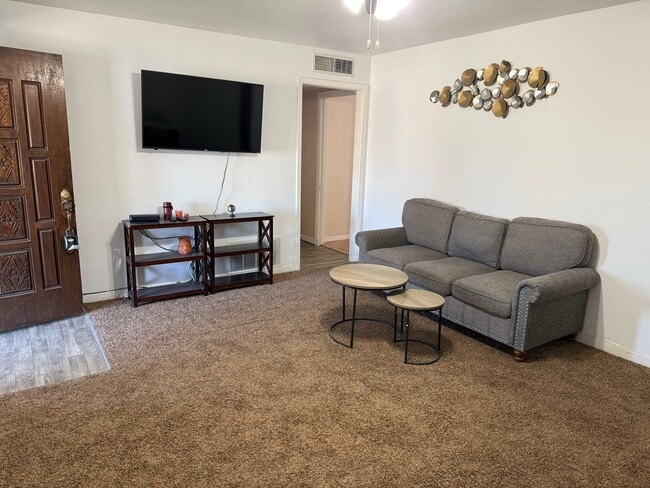 Building Photo - 420 E 47th St