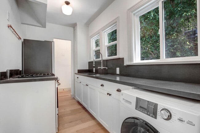 Foto del edificio - Beautiful 1 Bed / 1 Bath Apartment in the ...