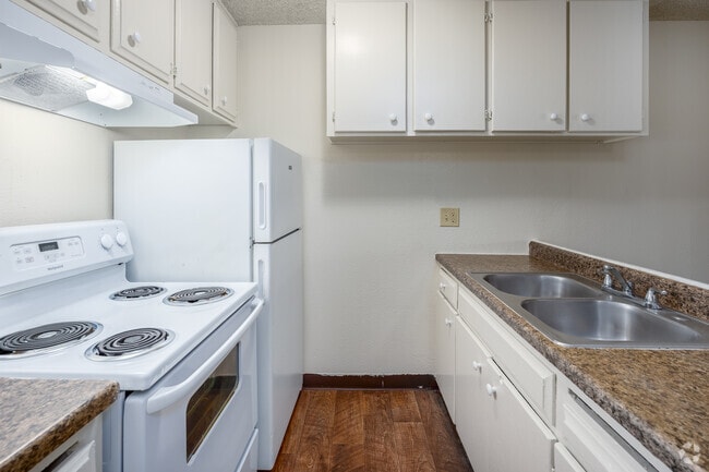1BR, 1BA - 550SF - Kitchen - Rivergate Apartments