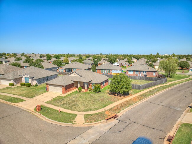 Building Photo - Updated home in Edmond + 3 bed + 2 bath + ...