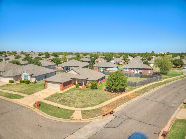 Building Photo - Updated home in Edmond + 3 bed + 2 bath + Edmond Schools