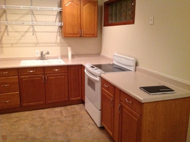 Kitchen, Self Cleaning Oven - 922 E Coronado Rd