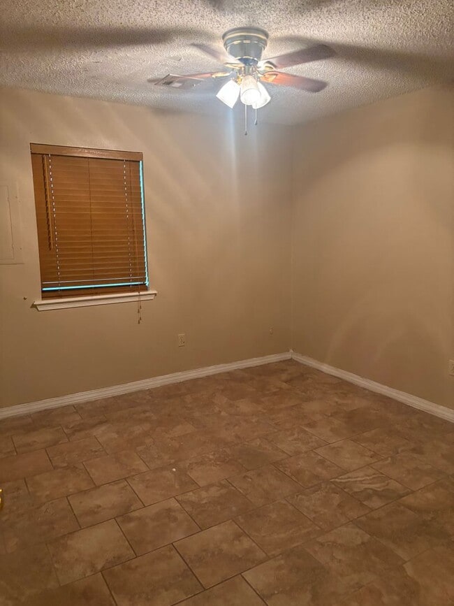 Building Photo - 2 Bedroom House in Pryor