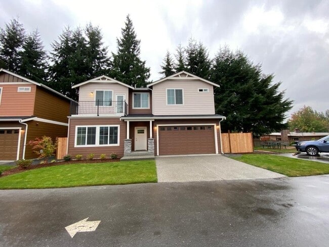 Beautiful Almost new 3 bed +den home in Ly... - Beautiful Almost new 3 bed +den home in Ly...