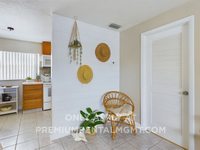 Foto del edificio - 7165 Ridgewood Ave