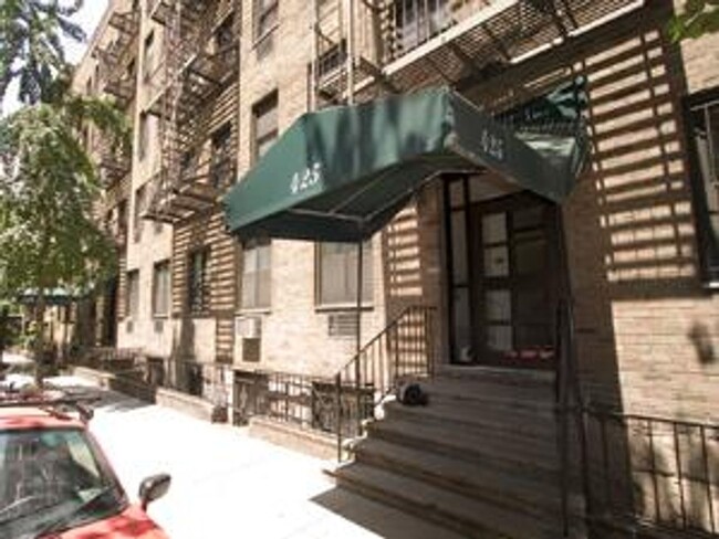 Building Photo - 425 W 24th St