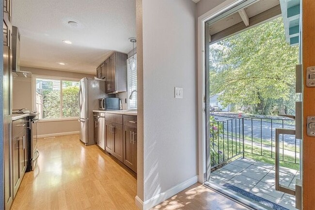 Foto del edificio - 4 bedroom 3 bath home in Tualatin with sep...