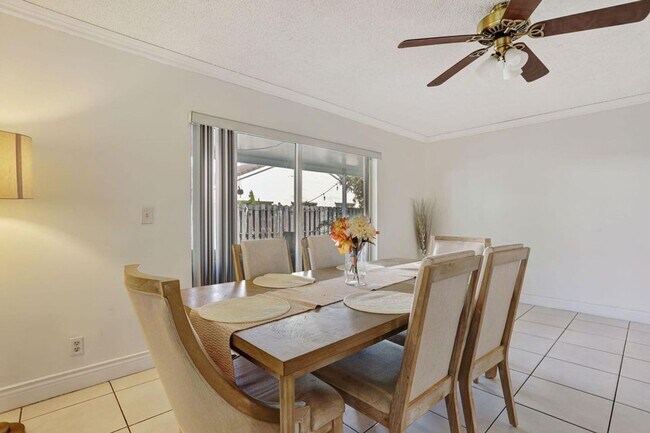 Foto del edificio - 3385 Seabreeze Ln