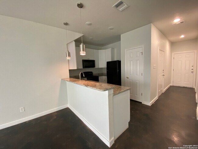 Foto del edificio - 6938 Crestway Rd