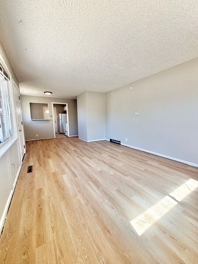 Building Photo - Remodeled Denver Park Hill 2-Bed Home Near City Park & Transit! Available Now!!