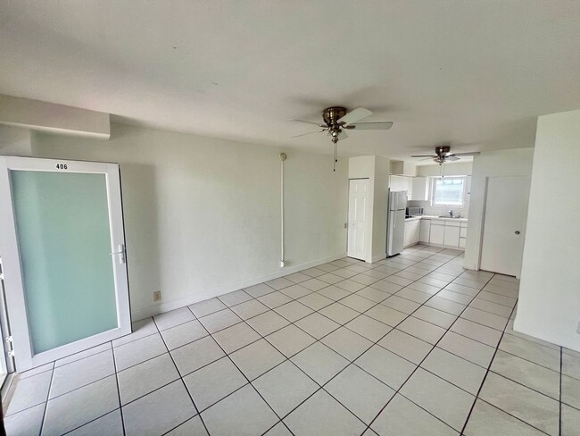 Building Photo - Excellent location in the heart of south beach!