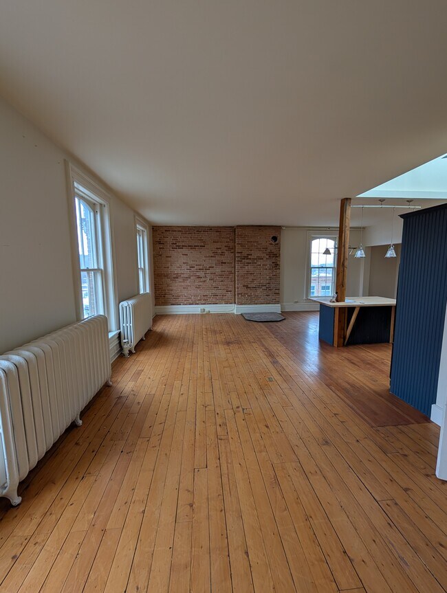 sala de estar de concepto abierto - 332 Main St