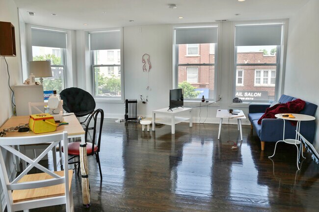 Foto del edificio - 2450 N Milwaukee Ave