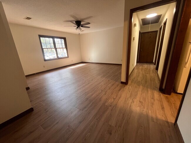 Building Photo - 2040 Pineview Dr