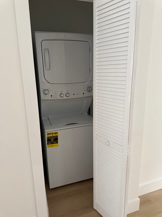 Building Photo - 2520 SW 27th St