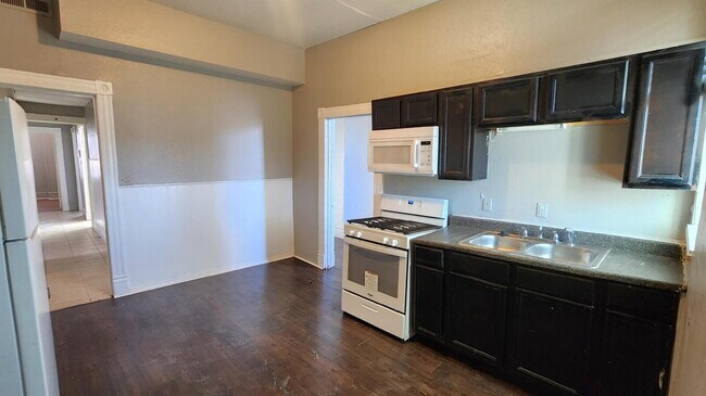 Building Photo - Apartment with Bonus Space & Hardwood Floors