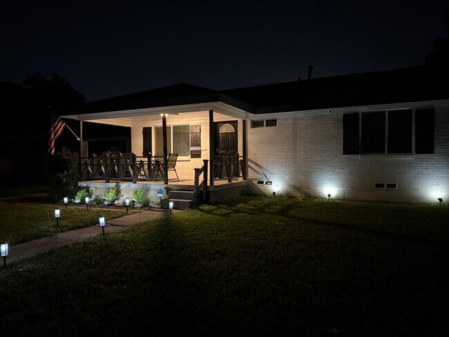Foto del edificio - 2808 Grayson Dr