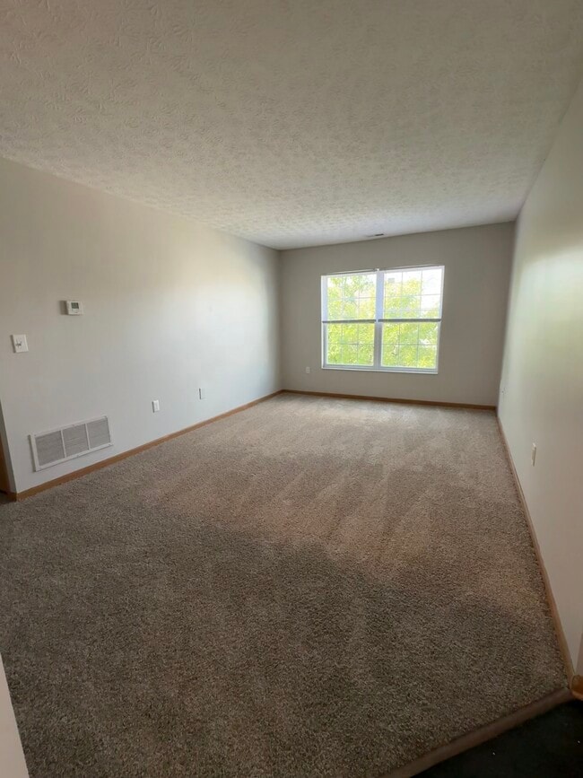1.1 Sala de estar - Crosswinds Village Apartments