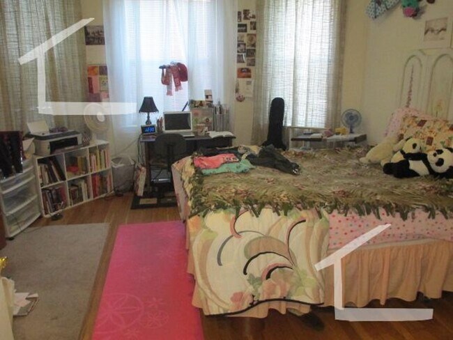 Foto del edificio - HOT BROOKLINE LISTING!!!!!