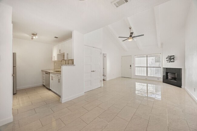 Foto del edificio - 5711 Sugar Hill Dr