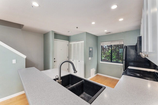 Building Photo - 710 NW Naito Pky