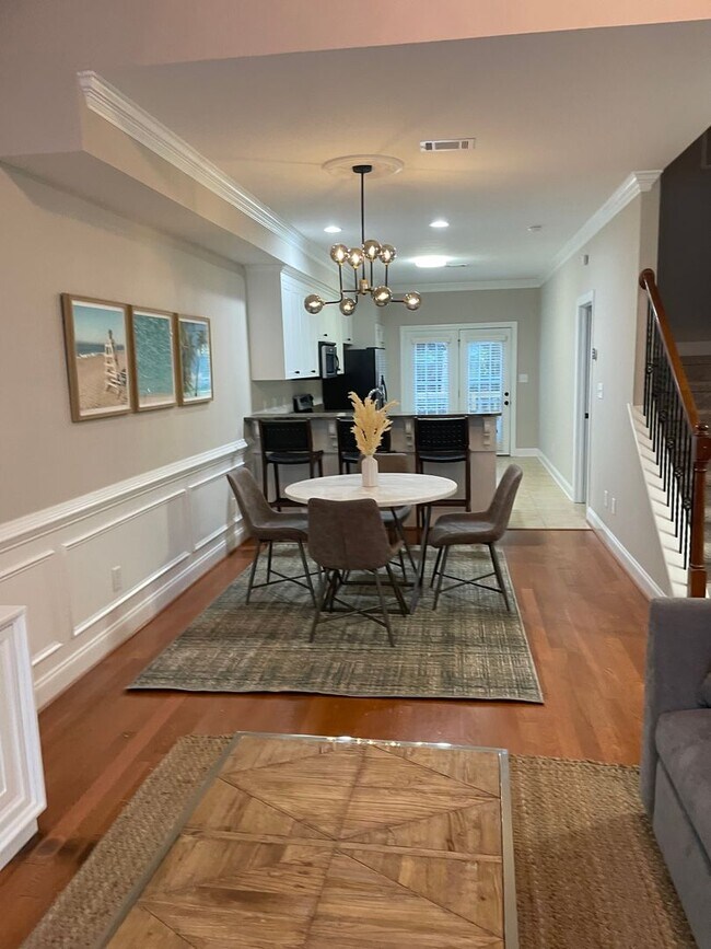 Foto del edificio - EXECUTIVE FULLY FURNISHED TOWNHOME IN GATED COMMUNITY