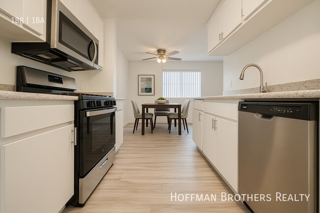 Foto del edificio - 10346 Commerce Ave