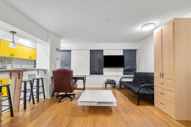 Building Photo - 40 E 9th St