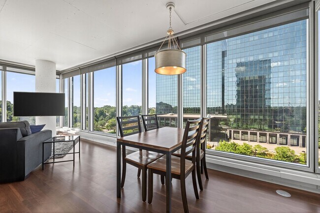 Foto del edificio - Gorgeous "Reflections" Condo w/ Panoramic Views, Light Rail Station, walk to Mall of America!