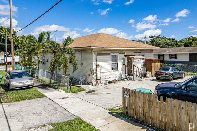 Driveway and Parking - 400 NE 4th St