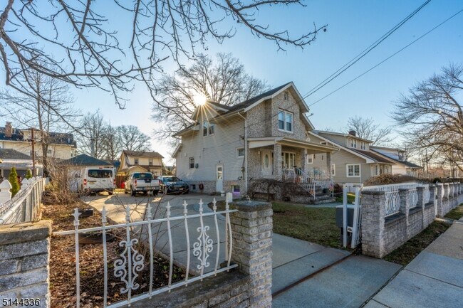 Building Photo - 13 Galloping Hill Rd